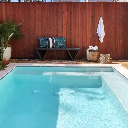 Beautiful Renovated With Private Heated Pool Holiday home New Orleans