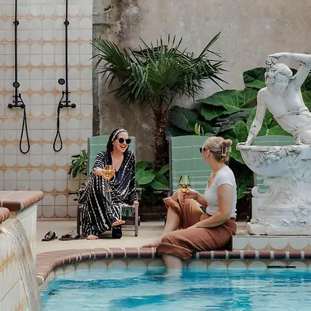 Boutique 9br With Pool Steps From French Q *