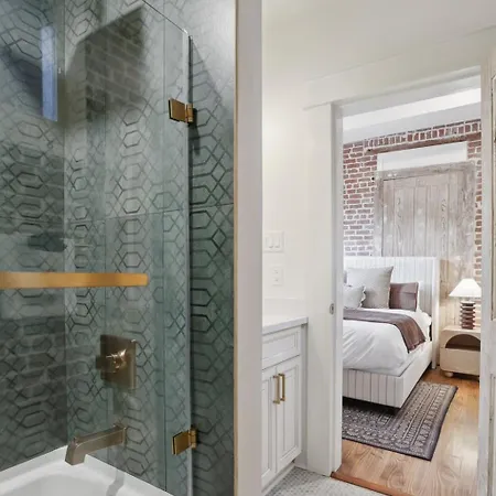 10 Bed & 10 Bath Luxury Cbd - Private Pool Holiday home *