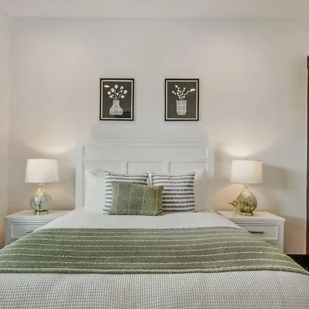 Deluxe Modern Heated Pool & Game Holiday home New Orleans