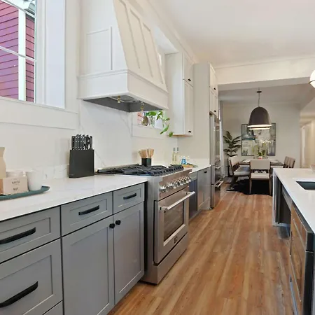 Luxe 19br Combo & Private Backyard With Pool Holiday home *