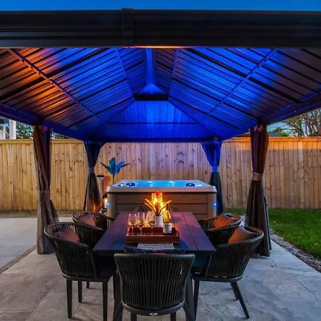 Stylish Modern With Hot Tub & Pergola New Orleans