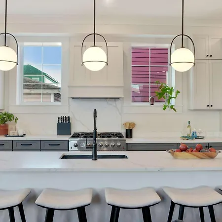 Luxe 19br Combo & Private Backyard With Pool Holiday home *