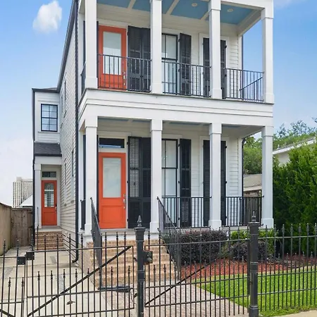 Holiday home Stylish Modern With Hot Tub & Pergola New Orleans