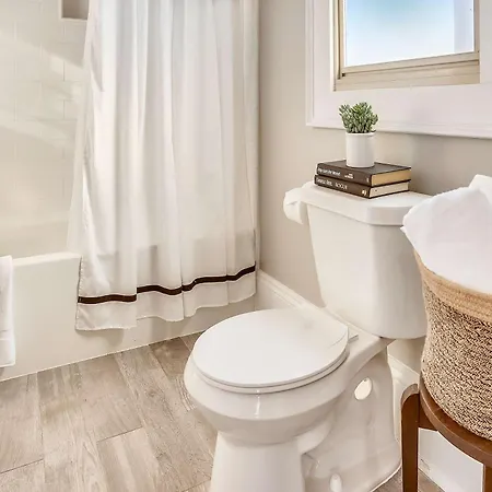 Holiday home Luxe With Back Patio Near Frenchmen *