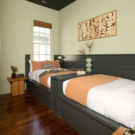 Garden District Shared Heated Pool & Holiday home *