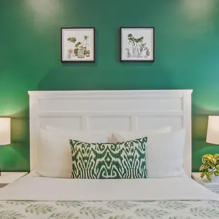 Deluxe Modern Heated Pool & Game Holiday home New Orleans