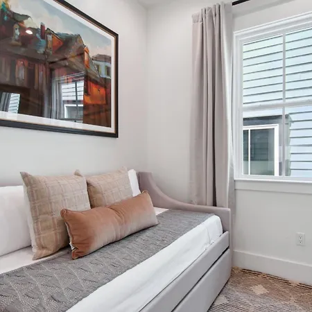 Designer 6-bedroom Pool 1 Block To Parade Route