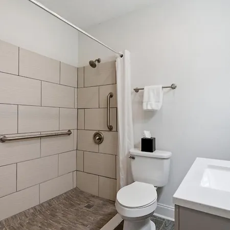 Elegant 1br W Pool & Hot Tub On Frenchmen St 3*