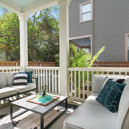 Holiday home Luxe With Back Patio Near Frenchmen