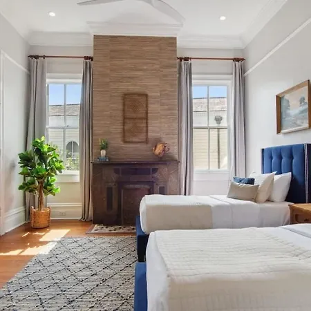Bed & Breakfast Opulent Expansive Unit Heated Pool And