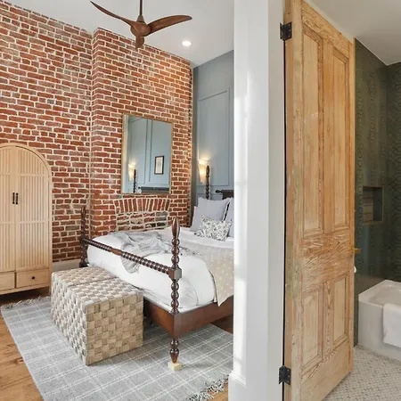 10 Bed & 10 Bath Luxury Cbd - Private Pool Holiday home *