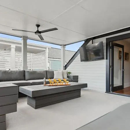New Luxury Heated Pool & Holiday home *
