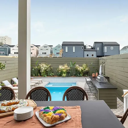 Luxury New Heated Pool And Holiday home New Orleans