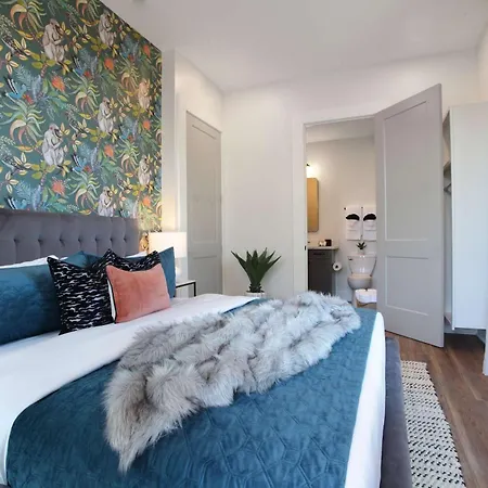 Holiday home Luxe 19br Combo & Private Backyard With Pool
