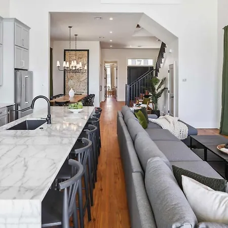 Holiday home Designer 6-bedroom Pool 1 Block To Parade Route