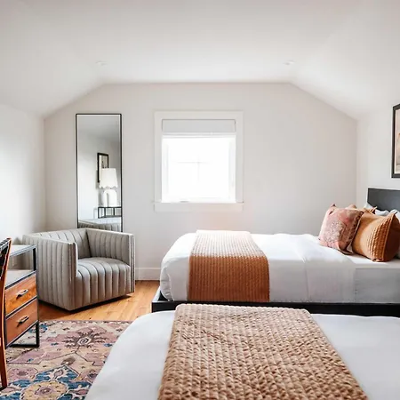 Holiday home Luxe 7 Bedroom Heated Pool And Heirloom *
