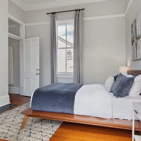 Opulent Expansive Unit Heated Pool And Bed & Breakfast