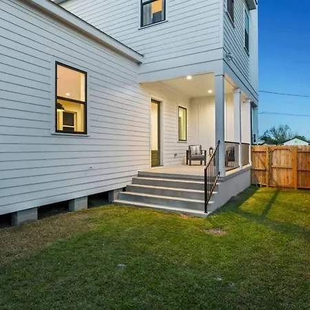 Holiday home Elegant Stylish With Hot Tub & Pergola