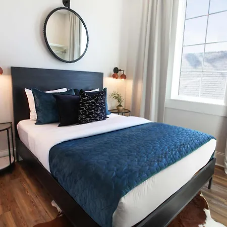 Luxe 19br Combo & Private Backyard With Pool Holiday home *