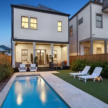 Holiday home Deluxe Modern Heated Pool & Game *