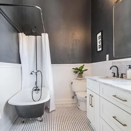 Opulent Expansive Unit Heated Pool And Bed & Breakfast