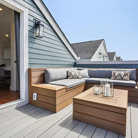 Stylish 7 Bedroom Luxe Heated Pool & Holiday home