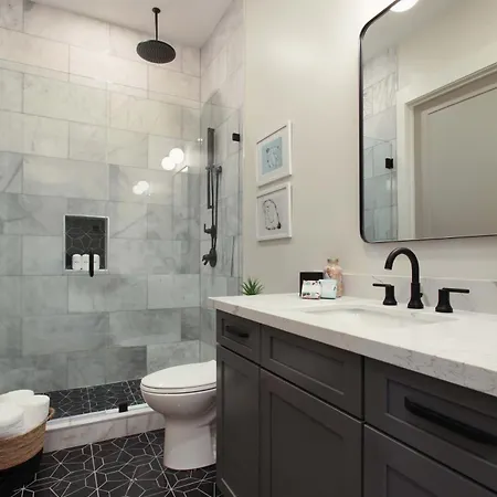 Holiday home Luxe 19br Combo & Private Backyard With Pool