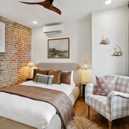 10 Bed & 10 Bath Luxury Cbd - Private Pool Holiday home *