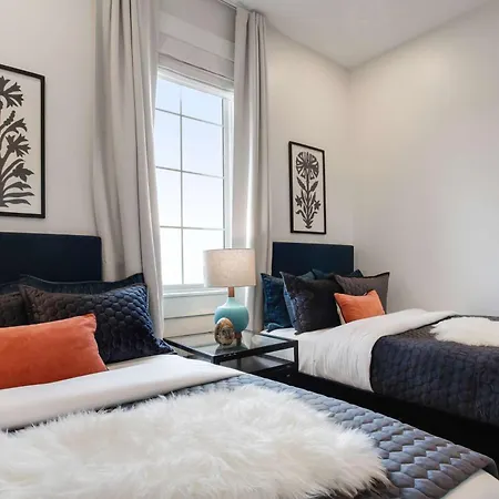 Holiday home 14br Downtown Combo & Shared Seasonal Pool *