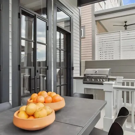 Holiday home New Luxury Heated Pool & New Orleans