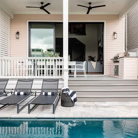 Stylish 7 Bedroom Luxe Heated Pool & Holiday home New Orleans