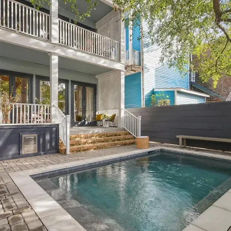 Grand Lush With Heated Pool Holiday home