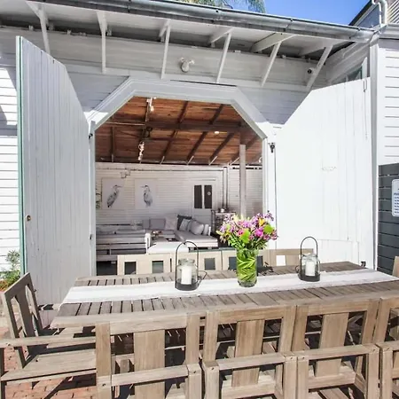 Opulent Expansive Unit Heated Pool And Bed & Breakfast
