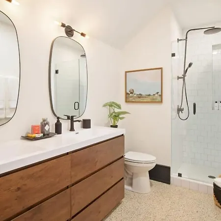 Spacious Nola Combo 2 Units & Shared Pool Holiday home New Orleans