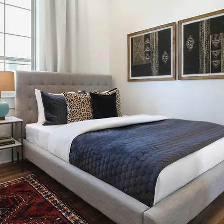 Luxe 19br Combo & Private Backyard With Pool Holiday home *