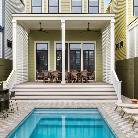 Luxury New Heated Pool And Holiday home New Orleans