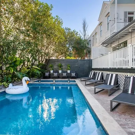 Bed & Breakfast Opulent Expansive Unit Heated Pool And
