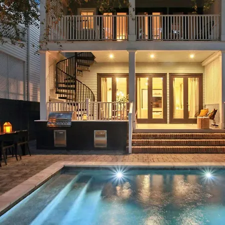 Grand Lush With Heated Pool Holiday home *