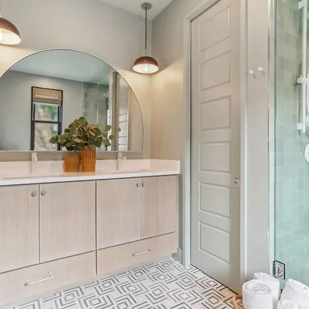 Lower Garden District Luxury Combo Pool & Hottub Holiday home