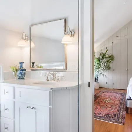 Holiday home Historic Cbd Townhomes With Courtyard