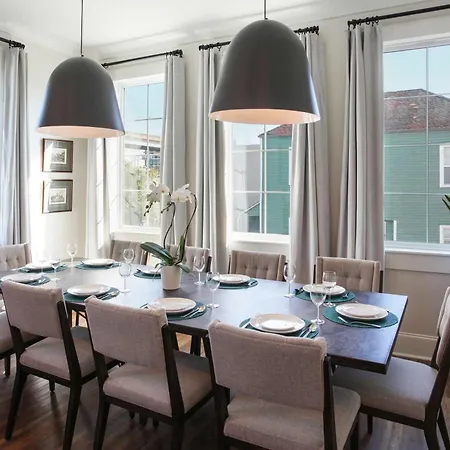 Holiday home Luxe 19br Combo & Private Backyard With Pool