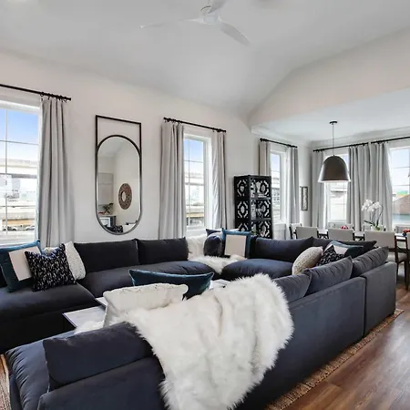 Holiday home 14br Downtown Combo & Shared Seasonal Pool