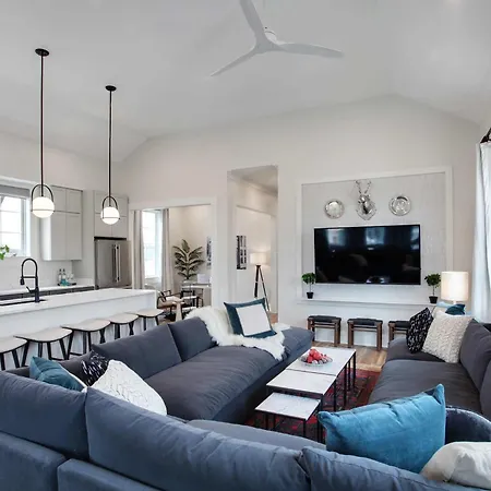 14br Downtown Combo & Shared Seasonal Pool Holiday home