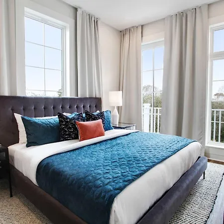 Luxe 19br Combo & Private Backyard With Pool Holiday home *
