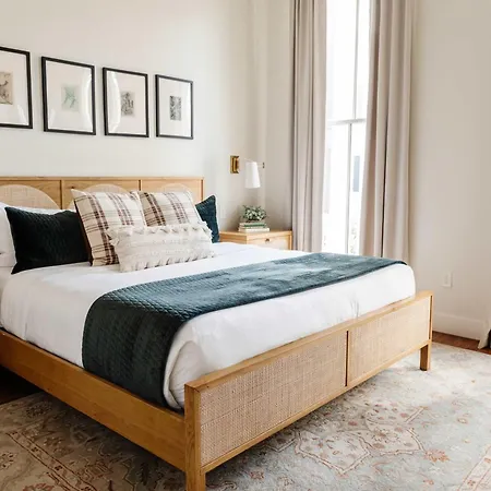 2 Designer Homes 14 Bedrooms Walk To St Charles