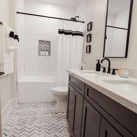 Holiday home Luxe 19br Combo & Private Backyard With Pool *