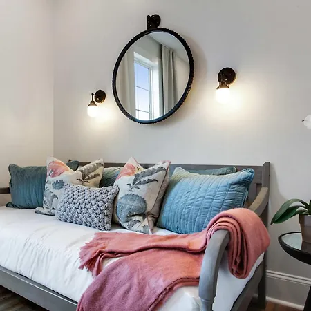 Luxe 19br Combo & Private Backyard With Pool Holiday home