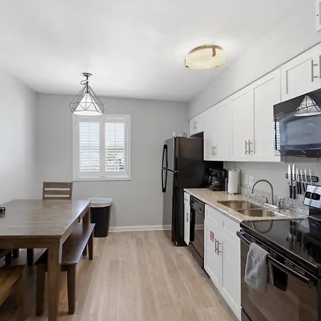 Aparthotel Frenchmen St 2br Hideaway W Pool & Hot Tub 3*