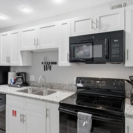 Aparthotel Elegant 1br W Pool & Hot Tub On Frenchmen St 3*
